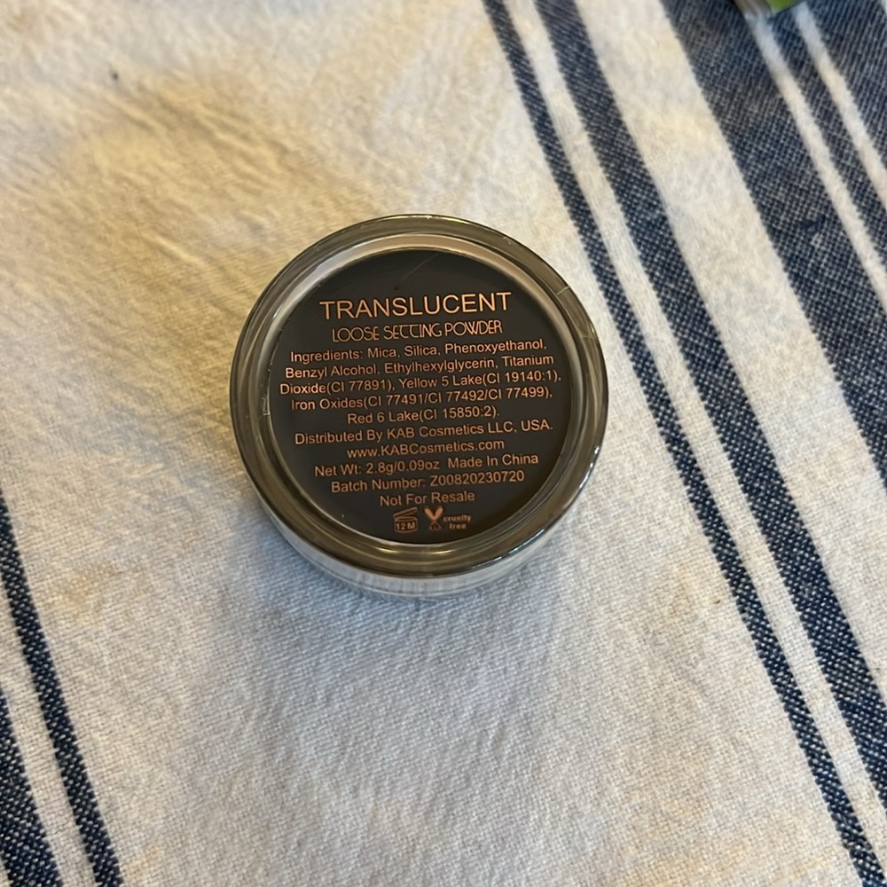 New KAB Cosmetics Translucent Loose Setting Powder - Picture 3 of 4